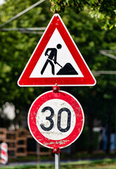 Baustelle mit Geschwindigkeitsbegrenzung