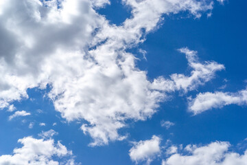 Naklejka na ściany i meble Blauer Himmel mit weißen Wolken in Deutschland bei Tag. 5