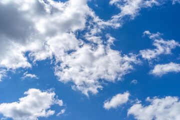 Naklejka na ściany i meble Blauer Himmel mit weißen Wolken in Deutschland bei Tag. 4