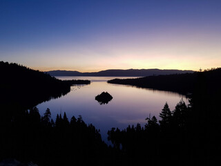 Fototapeta na wymiar Sunrise over the lake