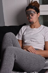Portrait d'une femme qui laisse poser son soin