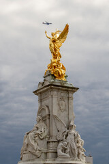 Victoria Memorial rzeźba przed Buckingham Palace, poświęcona królowej Wiktorii. - obrazy, fototapety, plakaty