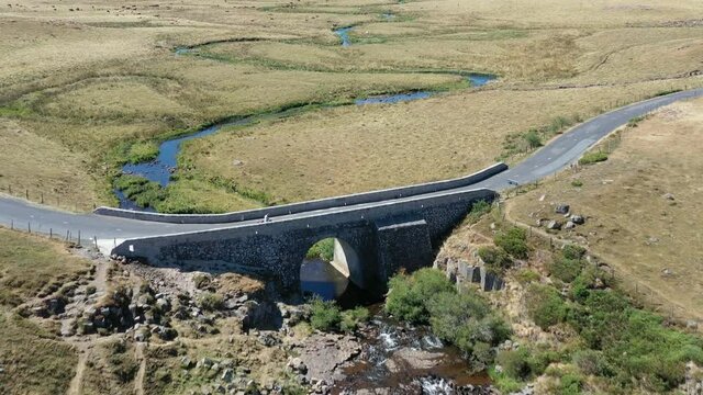 survol du plateau de l'Aubrac en Loz&egrave;re