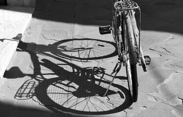Naklejka na ściany i meble Schatten eines Fahrrades auf der Straße