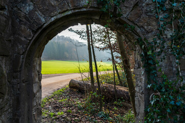 Ein Tor mitten im Wald