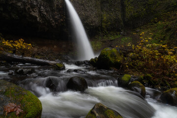 Obraz premium Beautiful waterfall and creek in the magical Columbia River Gorge, Oregon