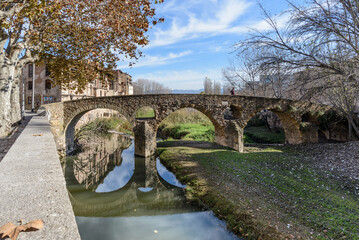Fototapeta na wymiar Puente romano y antiguas Adoberias o curtidorias en la ciudad de Vic, comarca de Osona, Cataluña, España