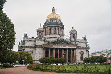 Obraz premium St. Petersburg, Russia - October 5, 2020: Flowers in front of St. Isaac's Cathedral. St. Isaac's Cathedral in the center of St. Petersburg.
