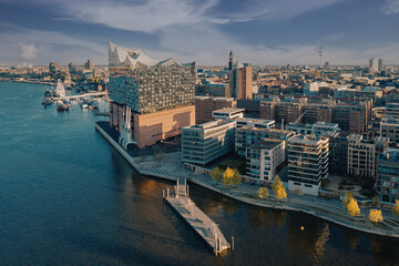 Fototapeta na wymiar Luftbild von Hamburg mit Blick auf die Elbphilharmonie