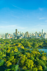 Obraz premium Beautiful landscape of cityscape with city building around lumpini park in bangkok
