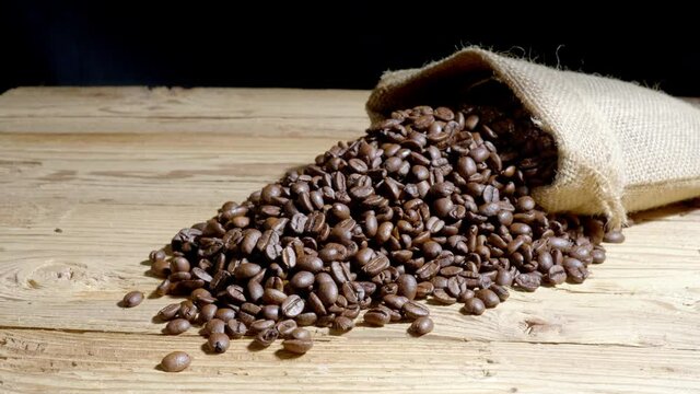 Dolly: Kaffeebohnen in einem Sack auf Holztisch