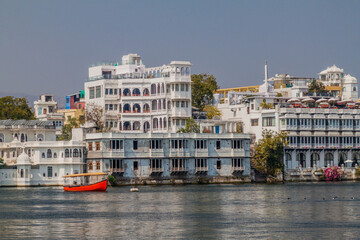 Obraz premium Pichola lake and buildings at Hanuman Ghat in Udaipur, Rajasthan state, India