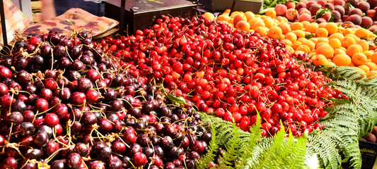 Cerezas, fresas, frambuesas  en venta en un mercado, close up de fresas, frambuiesas, cerezas en...