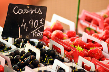 Cerezas, fresas, frambuesas  en venta en un mercado, close up de fresas, frambuiesas, cerezas en mercado de frutas