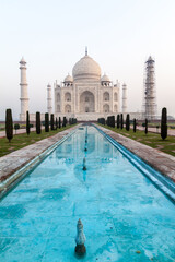 Obraz premium Early morning view of Taj Mahal in Agra, India