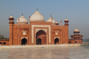 Fototapeta premium Mosque at Taj Mahal complex in Agra, India