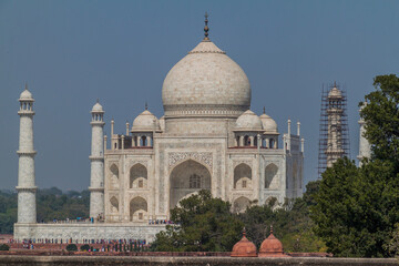 Obraz premium AGRA, INDIA - FEBRUARY 19, 2017: Tourists visit Taj Mahal complex in Agra, India