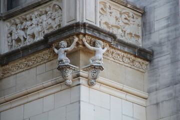 Fototapeta na wymiar Two cherubs hanging on the columns.