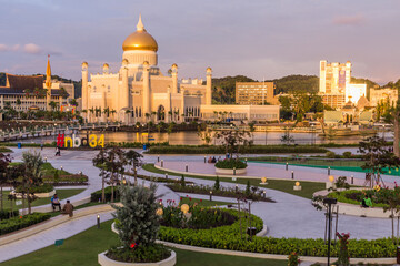 BANDAR SERI BEGAWAN, BRUNEI - FEBRUARY 26, 2018: Mahkota Jubli Emas Park and Omar Ali Saifuddien Mosque in Bandar Seri Begawan, capital of Brunei - obrazy, fototapety, plakaty