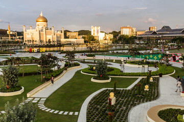 BANDAR SERI BEGAWAN, BRUNEI - FEBRUARY 26, 2018: Mahkota Jubli Emas Park and Omar Ali Saifuddien Mosque in Bandar Seri Begawan, capital of Brunei