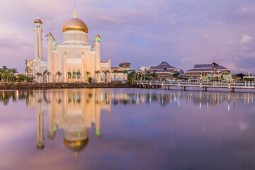Omar Ali Saifuddien Mosque in Bandar Seri Begawan, capital of Brunei - obrazy, fototapety, plakaty