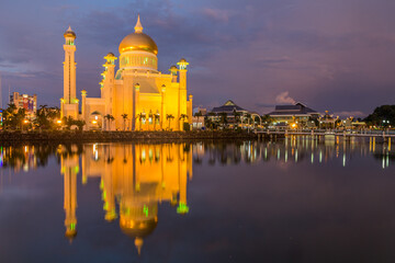 Obraz na płótnie Canvas Omar Ali Saifuddien Mosque in Bandar Seri Begawan, capital of Brunei