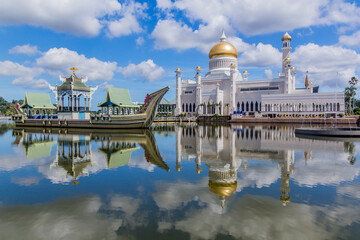 Fototapeta premium Omar Ali Saifuddien Mosque and a replica of a royal barge in Bandar Seri Begawan, Brunei