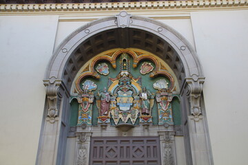 Obraz premium An artistic facade of a building in California.