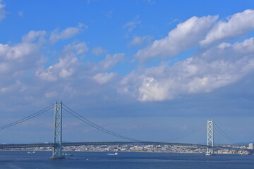 Fototapeta na wymiar 巨大な吊り橋がある風景