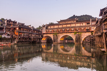 Obraz premium Hong bridge over Tuo river in Fenghuang Ancient Town, Hunan province, China