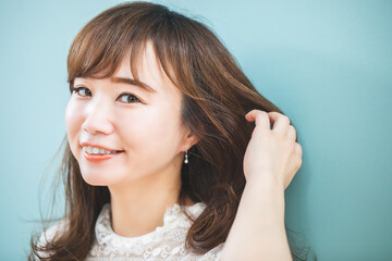 Naklejka premium 髪の調子がいい女性 