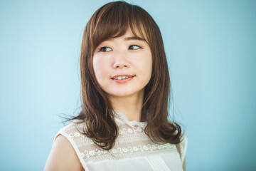 お出かけする女性
