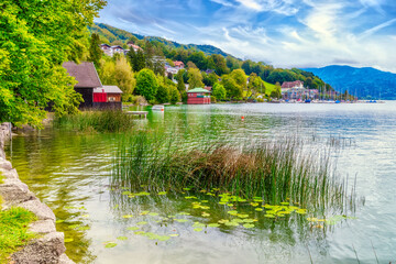 Obraz premium The beautiful lake promenade near the city Mondsee in Austria
