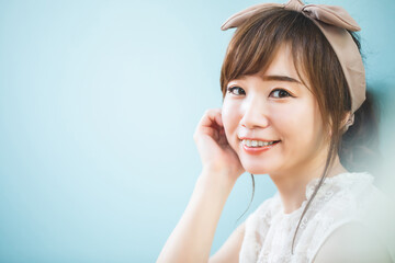 Naklejka premium ヘアバンドをつけた女性 