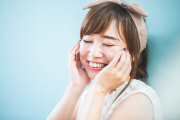 ヘアバンドをつけた女性
