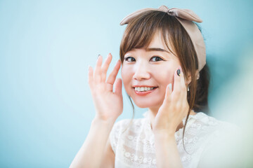 ヘアバンドをつけた女性
