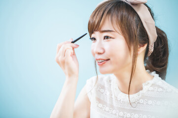 Obraz premium 眉を書く女性 