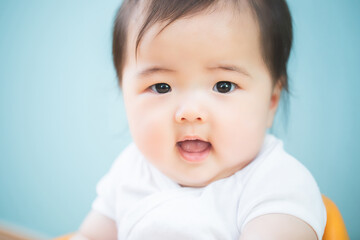 水色の壁にいる赤ちゃん
