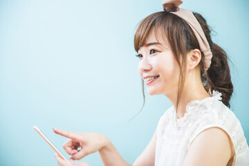 Fototapeta premium スマホを持った女性 
