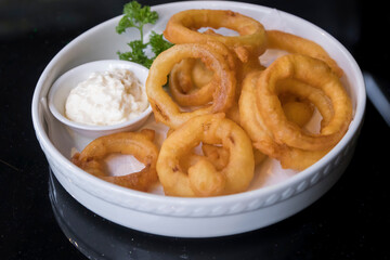 Deep fried battered onion rings with sauce tartar