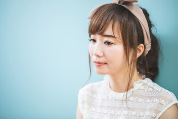Fototapeta premium ヘアバンドをつけた女性 
