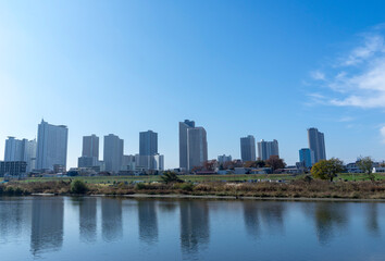 Fototapeta na wymiar 多摩川越しに望む高層ビル群の風景