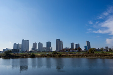 多摩川越しに望む高層ビル群の風景