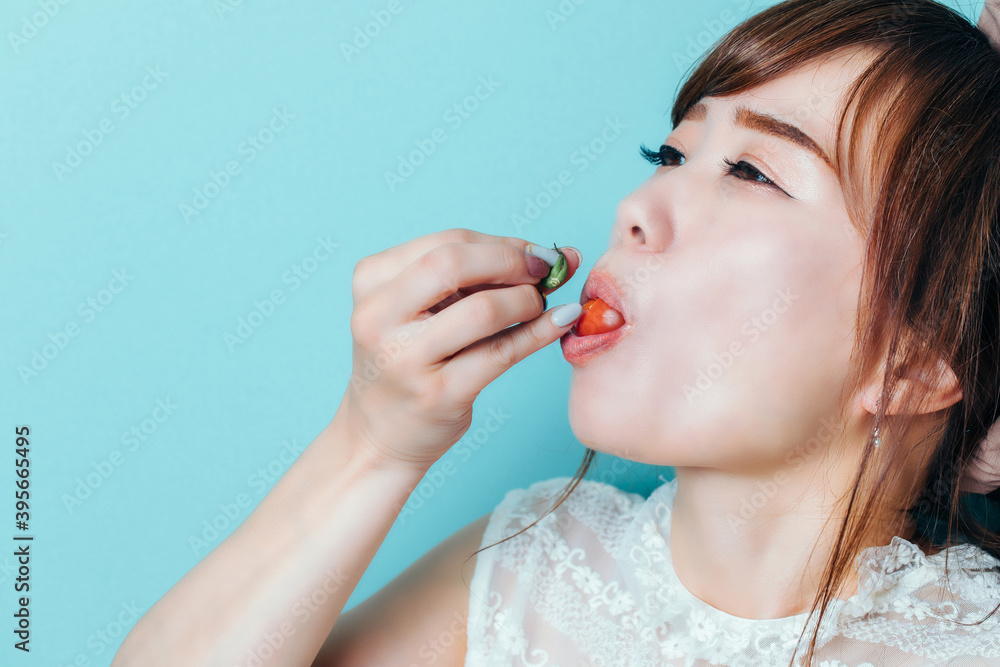 Poster トマトを食べる女性
