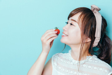 トマトを食べる女性
