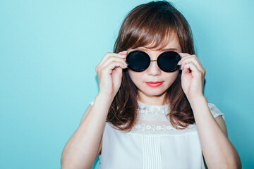 Naklejka premium サングラスをかけた女性