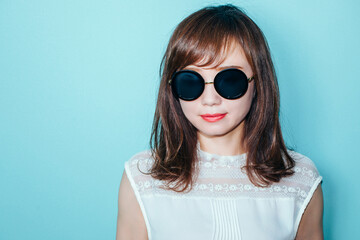 Naklejka premium サングラスをかけた女性