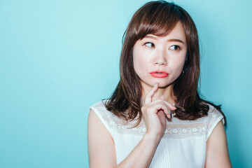 考える女性
