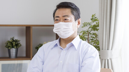 マスクをつけた中高年男性