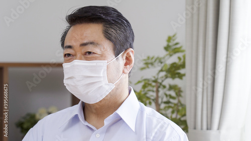 マスクをつけた中高年男性 Wall Mural Wallpaper Murals Polkadot